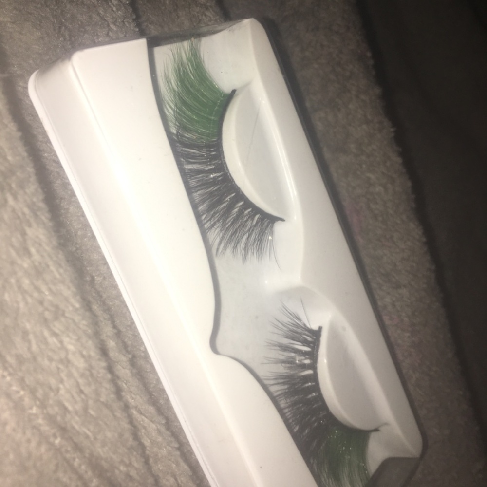 Lashes - Picture 3 of 3